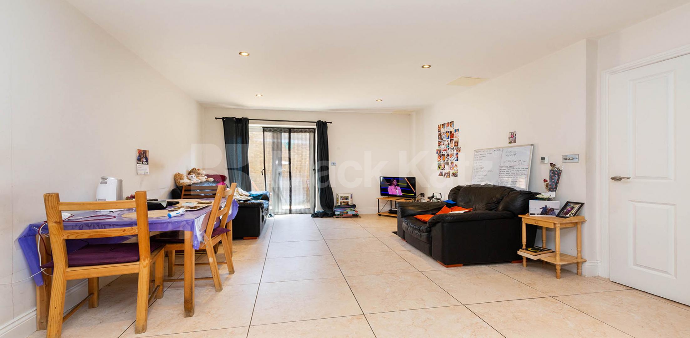 			3 Bedroom, 2 bath, 1 reception Apartment			 Huguenot Drive, Palmers Green